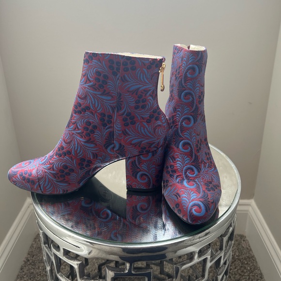 NWOT! These 1901 boots are a showstopper with this print and a size  7.5. - Picture 3 of 6